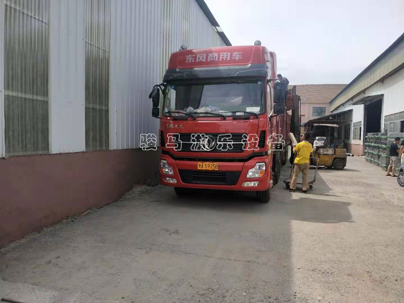 四川平昌網(wǎng)紅橋和其他水上拓展項(xiàng)目裝車發(fā)貨